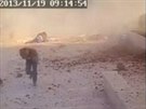 Mu v syrském Aleppu prchá od místa, kam ped chvílí dopadl minometný granát.
