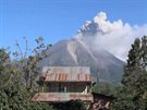Indonéská sopka Sinabung chrlí popel