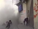 Dti v syrském Damaku prchají od místa výbuchu, zatímco jet ped chvílí...