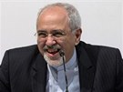 Íránský ministr zahranií Mohammad Davád Zaríf oznamuje novinám, e se