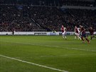 Záloník Xavi z Barcelony promuje penaltu proti Ajaxu Amsterdam.