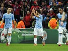 Fotbalisté Manchesteru City se radují ze vsteleného gólu, uprosted autor...