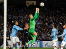 Branká Joe Hart z Manchesteru City chytá centr, který míil na nabíhající...