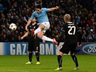 Útoník Samir Nasri z Manchesteru City dává gól do brány Viktorie Plze