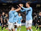 Fotbalist Manchesteru City se raduj z glu. Vlevo autor branky Samir Nasri,...