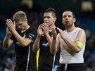 Smutní fotbalisté Viktorie Plze dkují po poráce 2:4 na hiti Manchesteru...