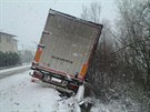 Slovenský kamion skonil v Lideku ve svodidlech a hrozil jeho pád.