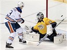 Nashvillský gólman Marek Mazanec práv dostává gól od edmontonského útoníka...