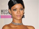 Americká zpvaka Rihanna pevzala z rukou své matky estnou cenu "ikony",...