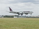 Letadlo Boeing 777-200 LR spolenosti Qatar Airways pistává v Paíi