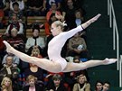 Maarská gymnastka Dorina Böczögöová nad kladinou.