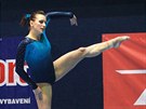 eská gymnastka Kristýna Páleová cvií prostná.