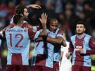 Fotbalisté Trabzonsporu se radují z gólu.
