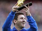 ZAPÓZUJU VÁM. Útoník Barcelony Lionel Messi jet ped výkopem utkání proti...