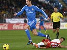 CR7 MÁ NAVRCH. Cristiano Ronaldo (v modrém) z Realu Madrid vyhrál souboj s...
