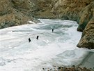 V zim lze do Zanskaru dojít jedin kaonem zamrzlé eky.