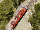 Lanovka Gelmerbahn nad výcarským jezerem Gelmer se pyní nejstrmjím