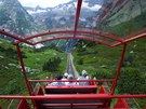 Lanovka Gelmerbahn nad výcarským jezerem Gelmer se pyní nejstrmjím...