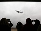 Lidé se fotí obí boeing, který uvízl na malém letiti v Kansasu. Druhý den