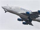 Boeing 747 Dreamlifter zvládl vzlétnout i z malého letit, které nemlo...