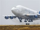 Boeing 747 Dreamlifter odlétá z malého letit v Kansasu, kde uvízl po chybném...