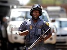 Policista hlídá v Johannesburgu okolí v den, kdy navtívil soud Radovan