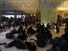 Protivládní demonstranti odpoívají v budov thajského ministerstva financí,...