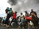 Lidé prchají ped probuzenou sopkou na ostrov Sumatra (Indonésie, 24....
