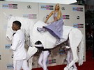 Lady Gaga pijela na American Music Awards v Los Angeles na mechanickém koni...