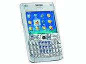 Nokia E61 pila na trh v roce 2005 a byl to první pokus Nokie s QWERTY...