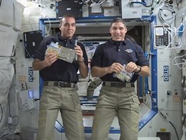 Amerití astronauti na Mezinárodní vesmírné stanici ukazují svým blízkým, jak...