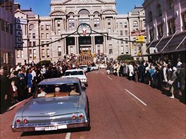 Vlevo: Kennedyho kolona projídí mstem Forth Worth. Prezident tu strávil...