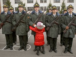 POSLEDNÍ Z ODVEDENC. Malá holika objímá svého bratra pi cviení na vojenské...