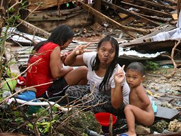 Z�ejm� nejv�t�í �kody tajfun napáchal ve m�st� Guiuan. Padesátitisícové m�sto...