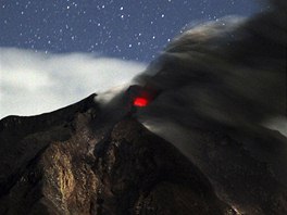 SOPKA POD HVZDAMI. Kvli erupci indonéské sopky Mount Sinabung muselo...