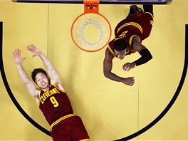 NA PALUBOVCE. Basktebalista Matthew Dellavedova z týmu Cleveland Cavaliers se...