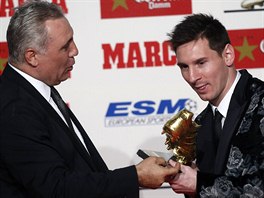 Argentinský útoník Lionel Messi z Barcelony pebírá od Christo Stoikova...