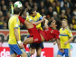 védský fotbalista Zlatan Ibrahimovic v akci.