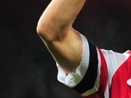 Mathieu Flamini z Arsenalu si u dresu ustíhl dlouhé rukávy.