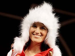 Akrobatická ly�a�ka Nikola Sudová p�edvádí oble�ení �eské výpravy pro zimní...