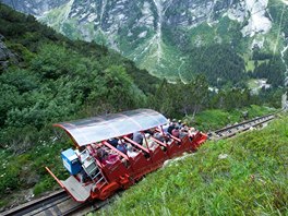 Lanovka Gelmerbahn nad výcarským jezerem Gelmer se pyní nejstrmjím...