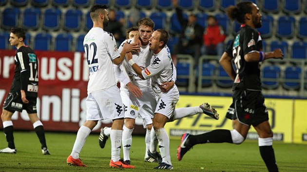 Fotbalist Slovcka oslavuj branku. Penaltu promnil Milan Kerbr. 