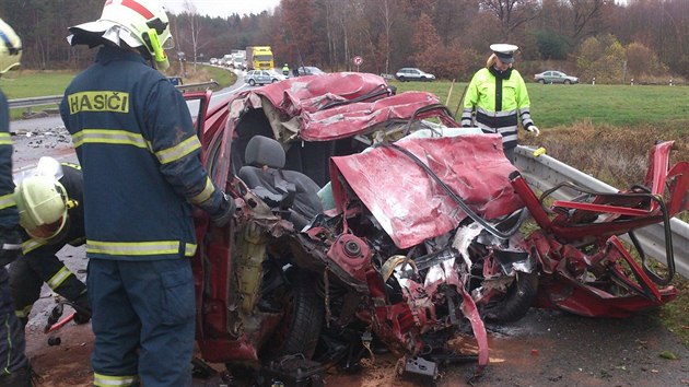 Řidič vozu Škoda Felicia se u obce Sukorady na Mladoboleslavsku v protisměru střetl s kamionem. Nehodu nepřežil.