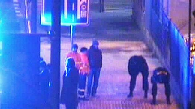 Policisté zachránili muže z hořícího domu na Praze 6 (25.11.2013)