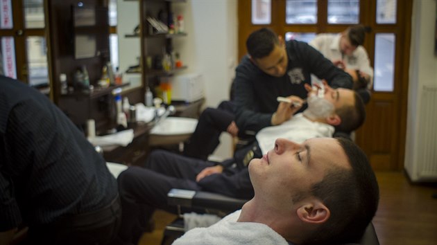 Policisté z pražského obvodního oddělení Jižní Město se zapojili do charitativní kampaně Movember. Kníry si nechali oholit v pátek 29. listopadu