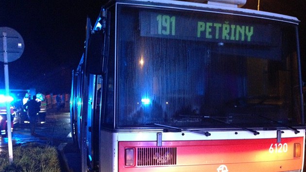 Požár autobusu MHD v pražské Podbělohorské ulici.