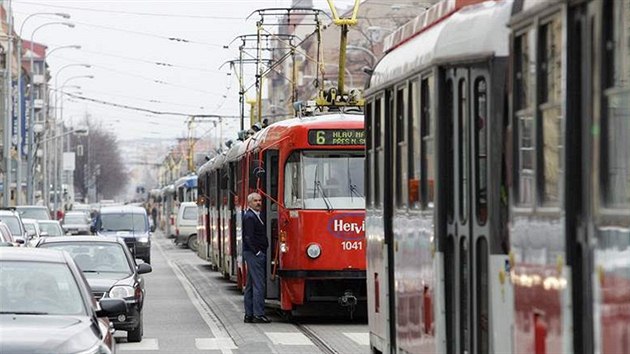 Sráka tramvaje a auta na Lidické ulici v Brn zastavila asi na 30 minut dopravu