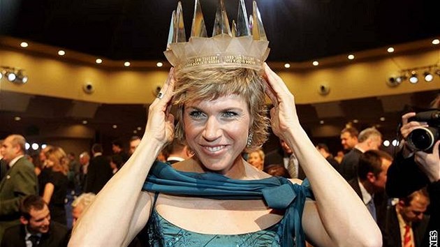 Kate�ina Neumannov� s korunkou nejlep��ho sportovce roku 2006.