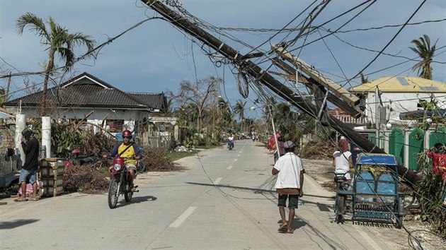 Tajfun zdevastoval i rozvody elektrick energie.