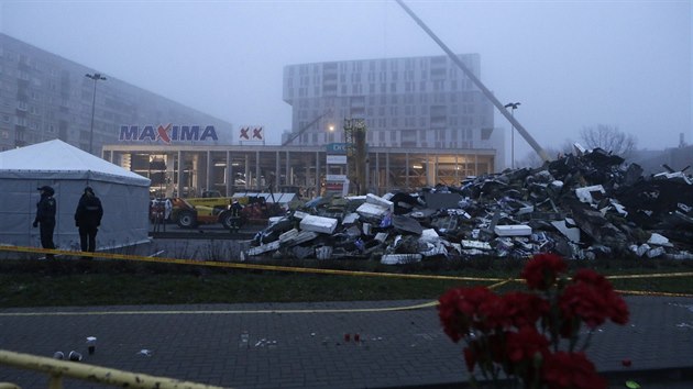 Sobotn rozbesk pinesl pohled na to, co po tvrtenm netst zbylo z obchodnho centra Maxima v hlavnm mst Rize (23. listopadu 2013).